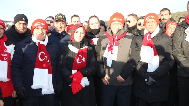 Sarıkamış şehitleri için binlerce kişi, yürüyüşe başladı