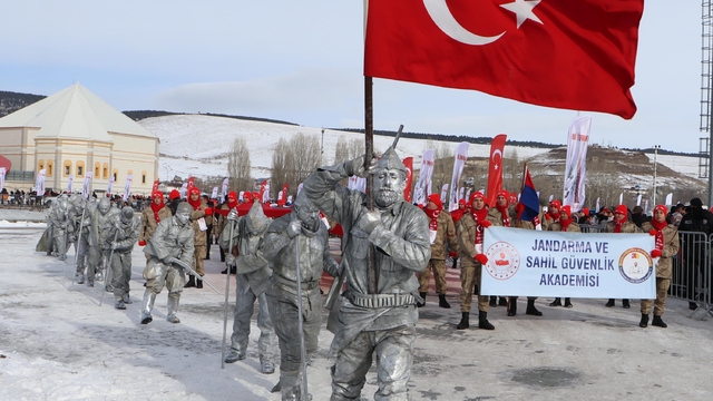 Sarıkamış şehitleri için binlerce kişi yürüdü (2)