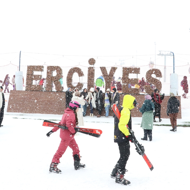İç Anadolu'nun "zirvesi" Erciyes'te pistler kayakseverlerle doldu