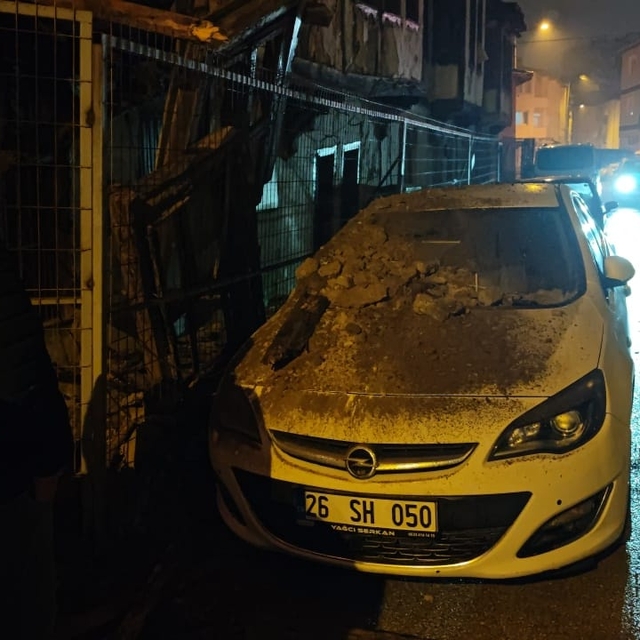 Bursa'da metruk binanın duvarı park halindeki aracın üzerine devrildi