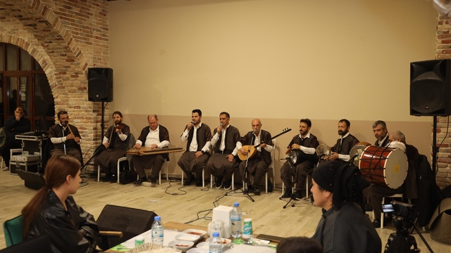 Adıyamanlı depremzede çocuklar Şanlıurfa'da sıra gecesinde buluştu