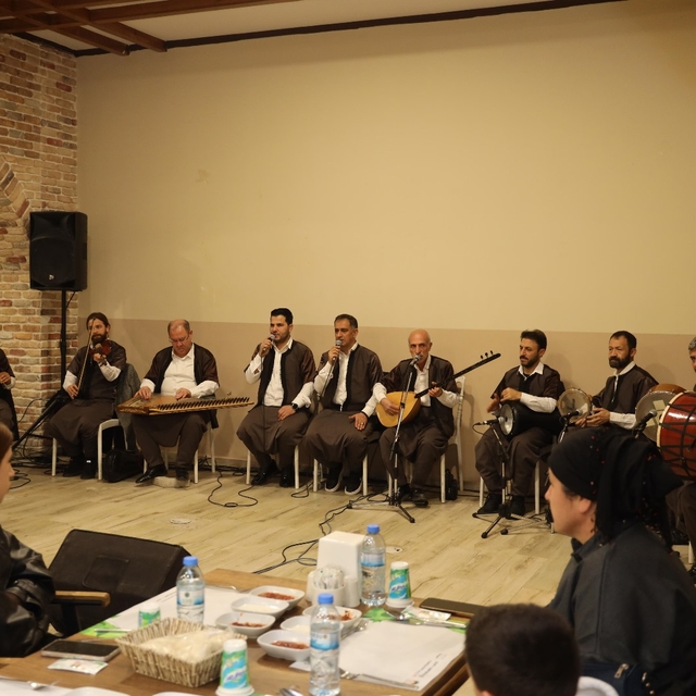 Adıyamanlı depremzede çocuklar Şanlıurfa'da sıra gecesinde buluştu