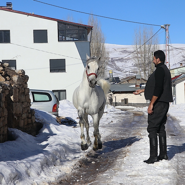 Bayburtlu ciritçi ile atının ilgi çeken dostluğu