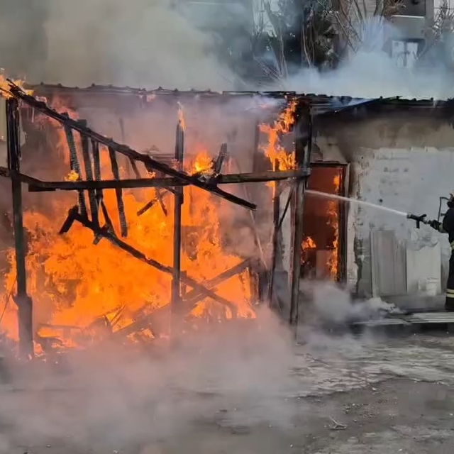 Gebze'de depo alev alev yandı