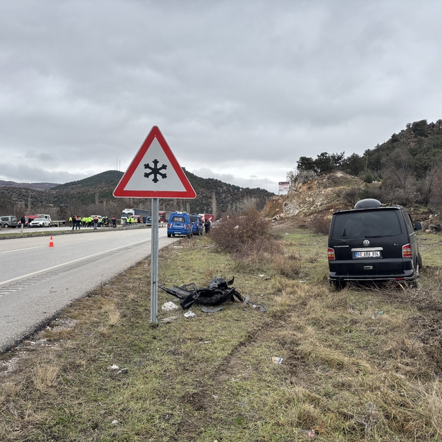 Çorum'da 4 aracın karıştığı trafik kazasında 2 kişi öldü, 5 kişi yaralandı