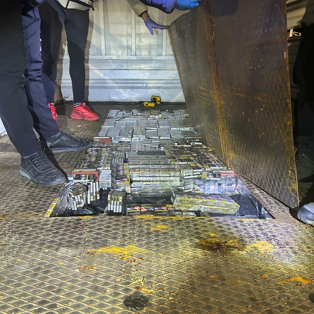 Kamyonetin kasasındaki gizli bölmede 9 bin 700 paket kaçak sigara ele geçir...