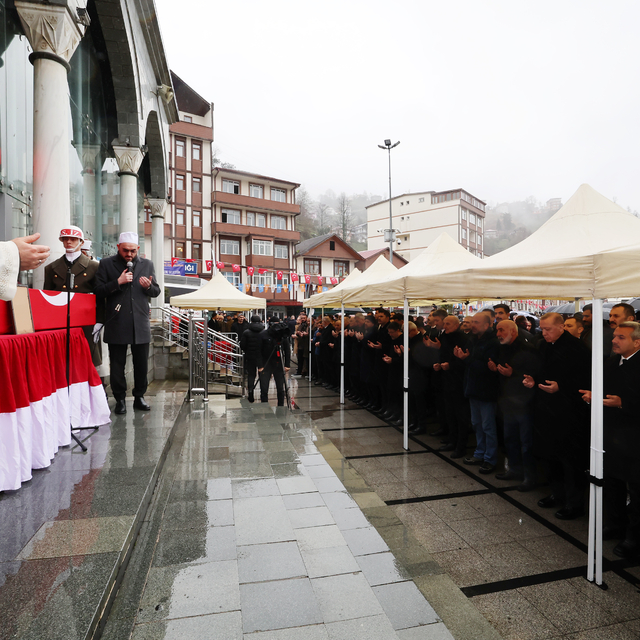Cumhurbaşkanı Erdoğan, Rize'de Kıbrıs gazisinin cenaze törenine katıldı