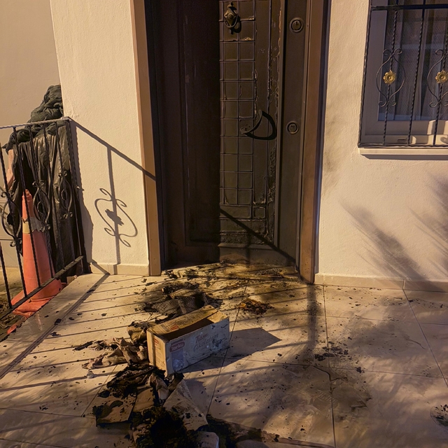 Mersin'de ateşe verilen muhtarlık kapısı hasar gördü