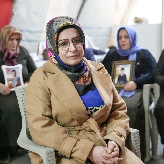 Evladına kavuşan anne sevincini oturma eylemini sürdüren ailelerle paylaştı