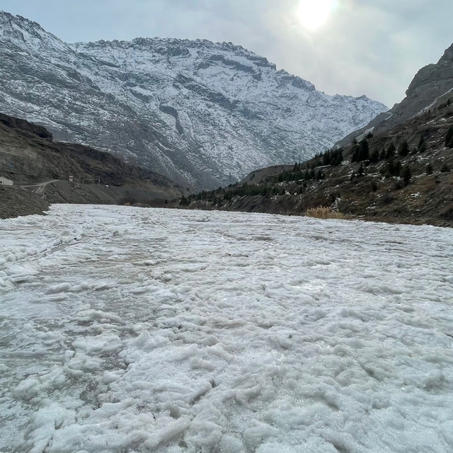 Zap Suyu'nun yüzeyi kısmen dondu