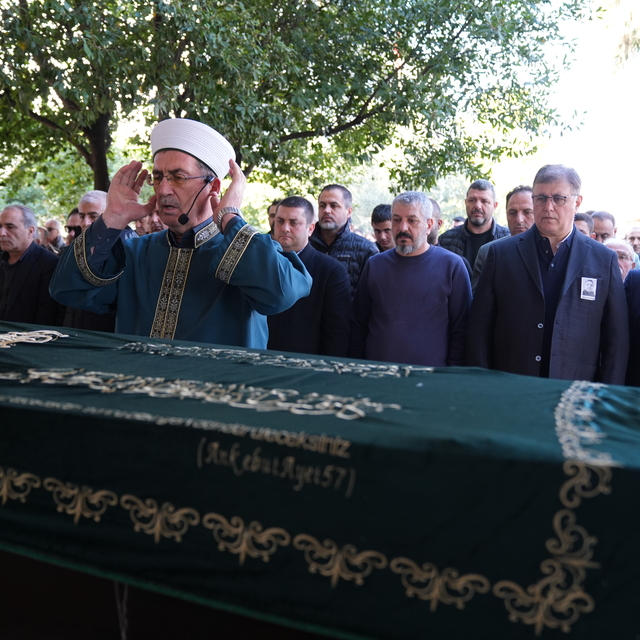 İngiltere'de cansız bedeni bulunan Türk akademisyen İzmir'de defnedildi