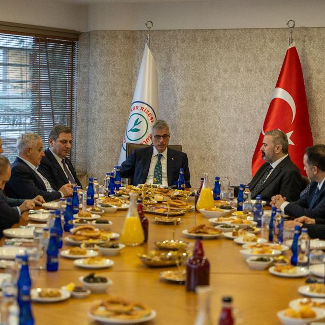 Sağlık Bakanı Kemal Memişoğlu'ndan Çaykur Rizespor Kulübüne ziyaret