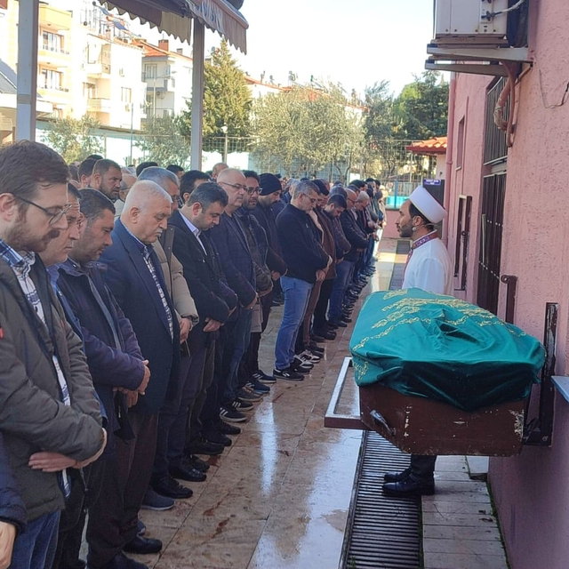 İzmir'de istinat duvarından yola düşerek ölen çocuk son yolculuğuna uğurlan...