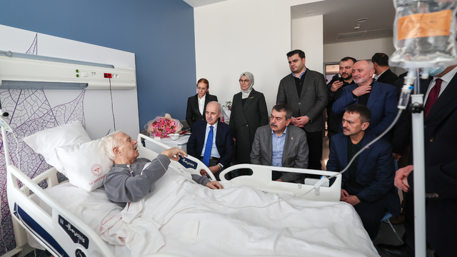 TBMM Başkanı Kurtulmuş ve Bakan Tekin'den AK Parti'li Abiş'e geçmiş olsun ziyareti
