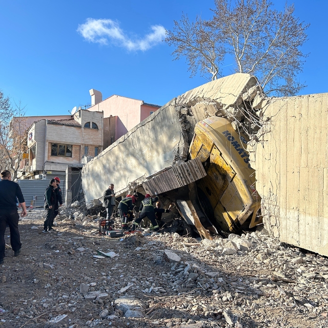 Uşak'ta bina yıkım sırasında iş makinesinin üzerine çöktü