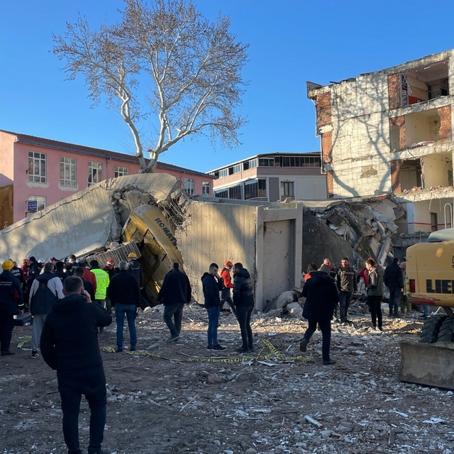 Uşak'ta yıkım sırasında iş makinesi operatörü göçük altında kaldı