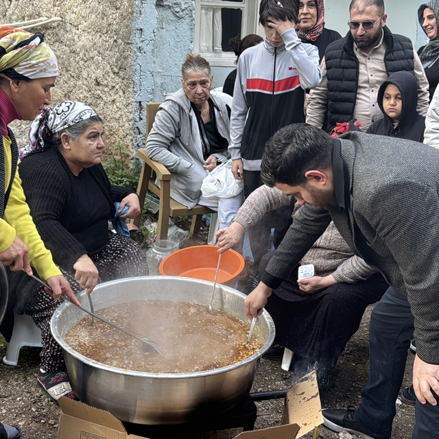 Adana'da vatandaşlar Ferdi Tayfur için helva dağıttı