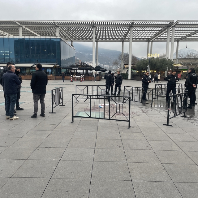 Bursa'da amcası tarafından bıçakla ağır yaralanan kişi hastaneye kaldırıldı