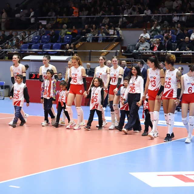 Aras Kargo Spor Kulübü, soğan torbasından file yaparak voleybol oynayan çoc...