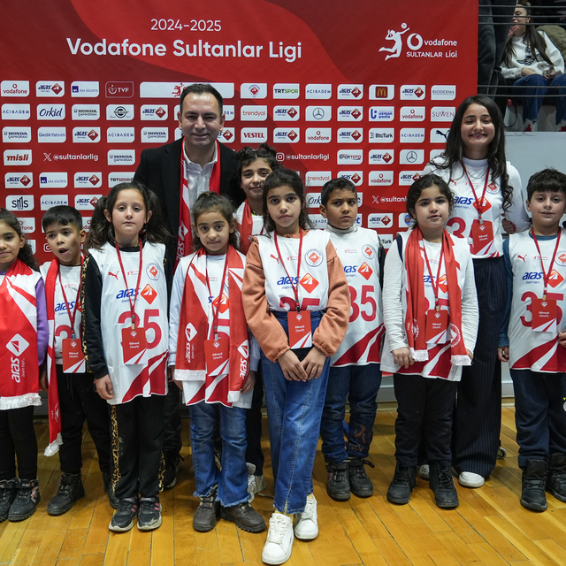 "Soğan torbalarından voleybol filesi" yapan çocuklar, İzmir'de maç izledi