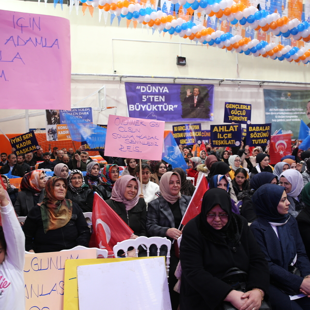 AK Parti Genel Başkan Yardımcısı Uygur, AK Parti Bitlis İl Kongresi'nde kon...