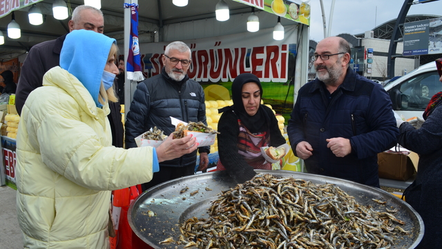Kocaeli'de düzenlenen festivalde 2 ton hamsi tüketildi