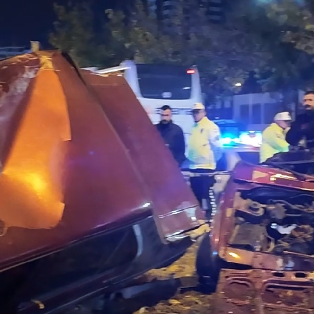 Refüjdeki direğe çarpan otomobil ikiye bölündü: 1 ölü, 2 yaralı