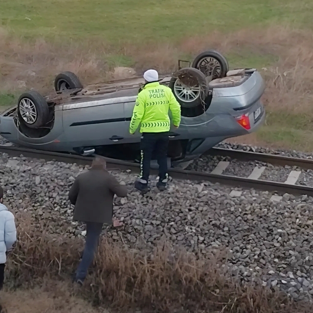 Kütahya'da polisten kaçan sürücünün kullandığı otomobil, demir yoluna devri...