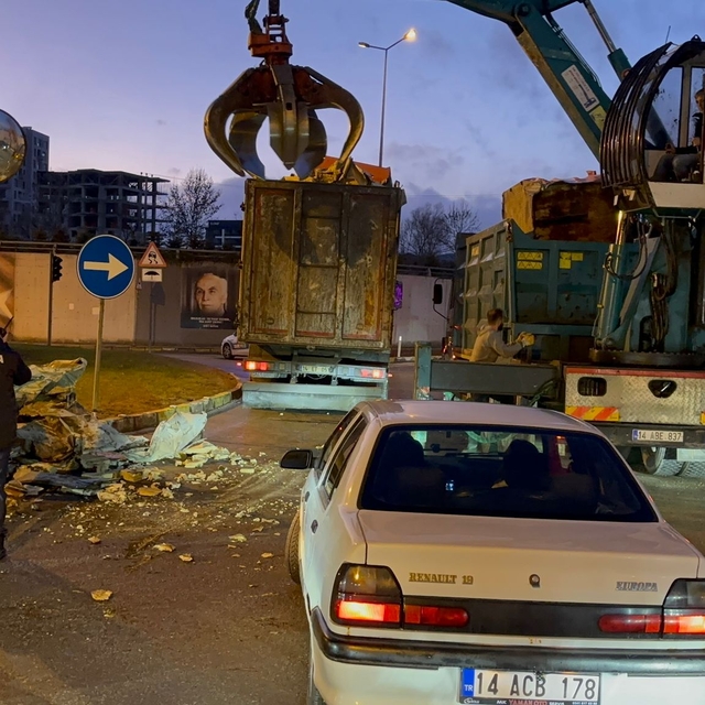Alt geçide takılan kamyondaki geri dönüşüm malzemeleri yola savruldu