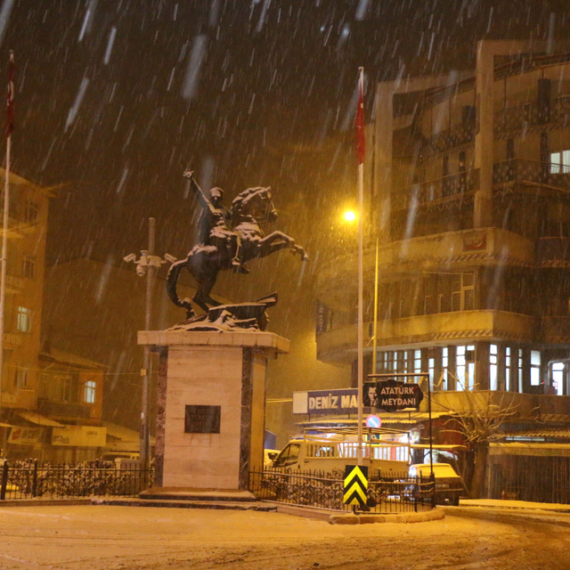 Malatya'nın Hekimhan ilçesinde kar yağışı etkili oldu