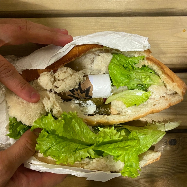 Trabzonsporlu taraftarlar, stada sandviç içinde meşale sokmaya çalışırken y...