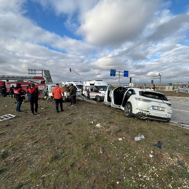 Kırklareli'nde otomobil ile kamyonetin çarpıştığı kazada 1 kişi öldü, 6 kiş...