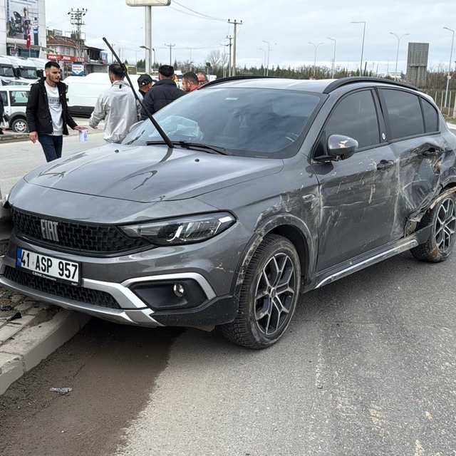 Kocaeli'de beton mikseriyle çarpışan otomobildeki 2 kişi yaralandı