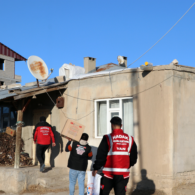 Bir yılda ihtiyaç sahibi 2 bin aile ile 6 bin öğrenciye ulaştılar