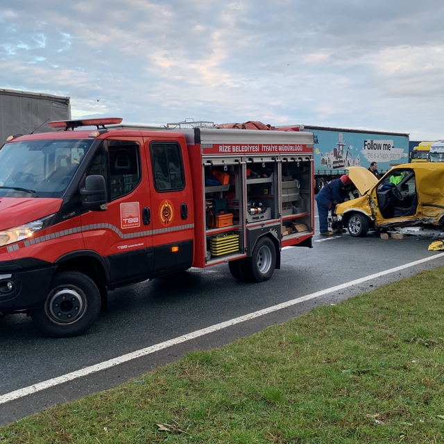 Rize sahil yolunda  kaza; 2 yaralı