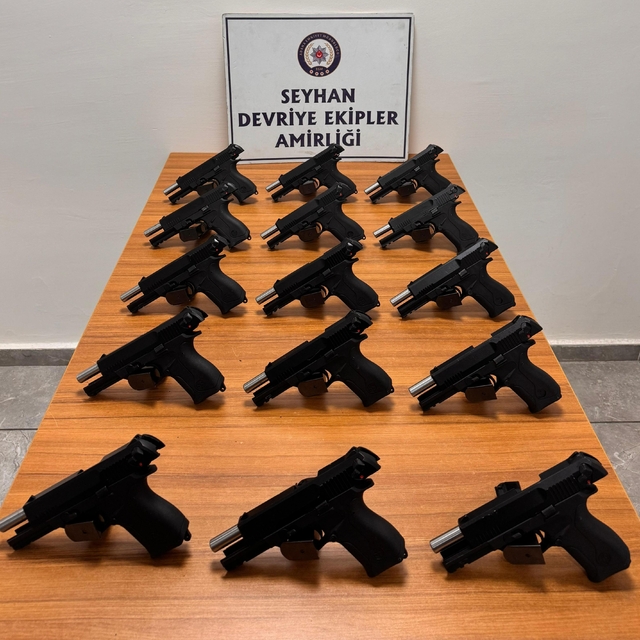 Adana'da otobüsteki valizde 15 ruhsatsız tabanca ele geçirildi