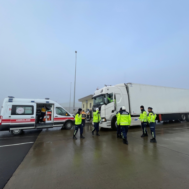 Niğde'de yolcu otobüsünün tıra çarptığı kazada 8 kişi yaralandı