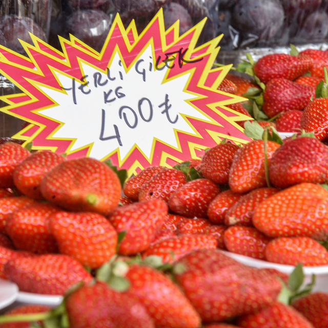 Antalya'da çileğin adedi 15, kilosu 400 lira