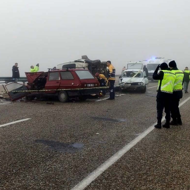 Kırşehir'de 3 araç çarpıştı: 3 ölü, 18 yaralı