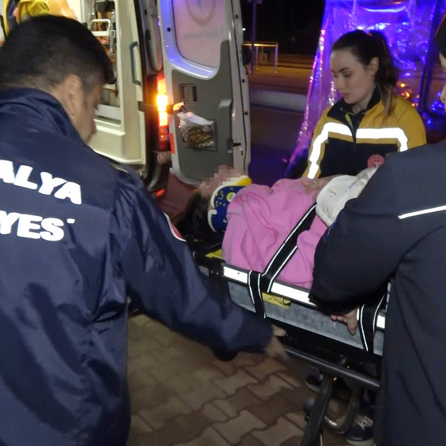 Erkek arkadaşıyla tartışan Burcu, korkuluktan düşüp yaralandı