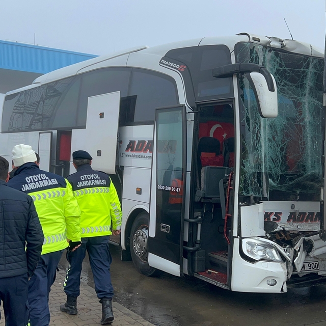 Yolcu otobüsü, önündeki TIR'a çarptı: 8 yaralı