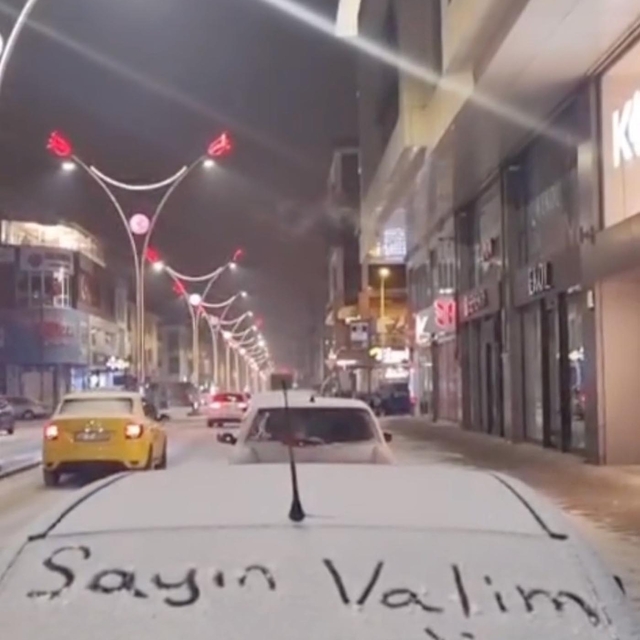 Otomobil camına 'Kar tatili' yazan öğrencilere validen aynı yöntemle 'Okula...