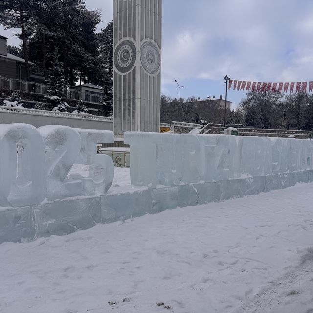 "2025 Turizm Başkenti Erzurum" yazısı buza işlendi
