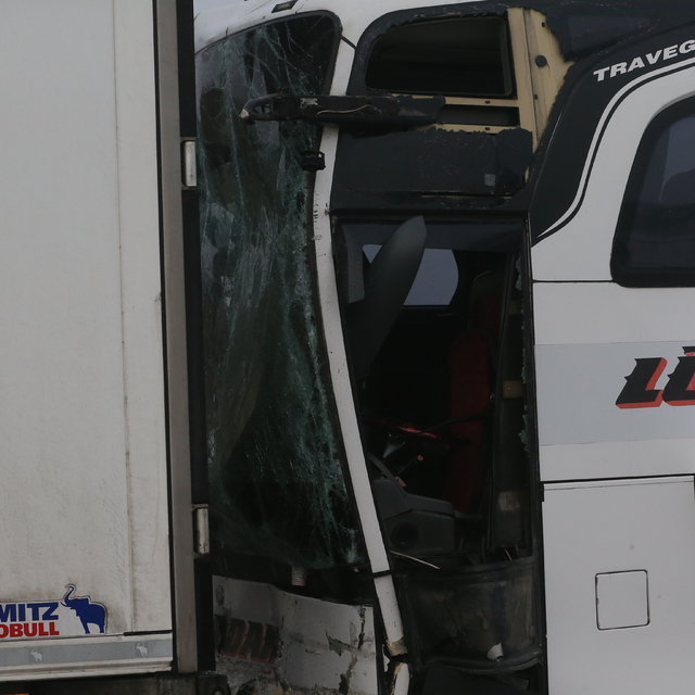 GÜNCELLEME - Niğde'de yolcu otobüsünün tıra çarptığı kazada 8 kişi yaraland...