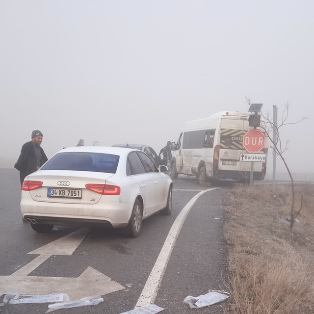 Kayseri'de servis minibüsü ile otomobil çarpıştı; 5'i öğrenci, 10 yaralı