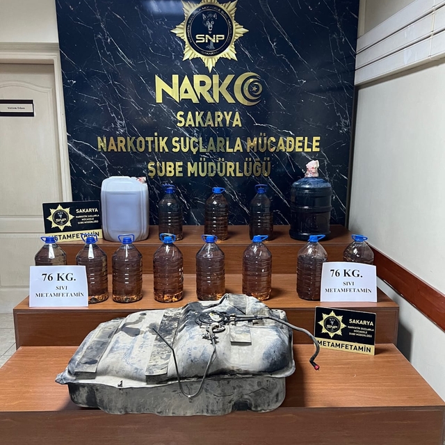Sakarya'da cipin yakıt deposunda 76 kilogram likit sentetik uyuşturucu ele...