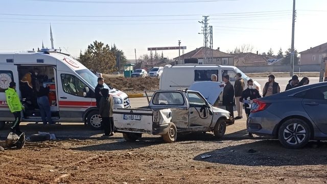 Konya'da otomobille kamyonetin çarpışması sonucu 5 kişi yaralandı