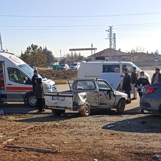 Konya'da otomobille kamyonetin çarpışması sonucu 5 kişi yaralandı