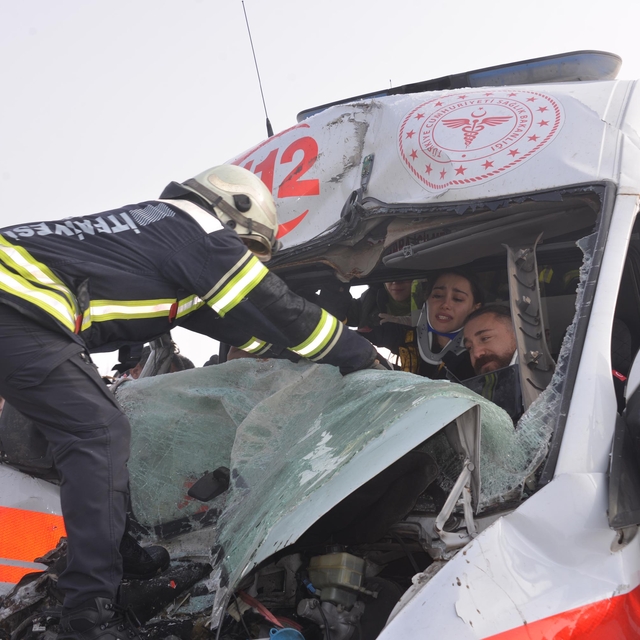 Kaza ihbarına giden ambulans, TIR'a çarptı; 3 sağlık görevlisi yaralı