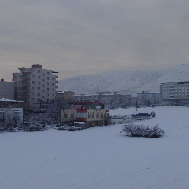 Gercüş, kar yağışıyla beyaza büründü